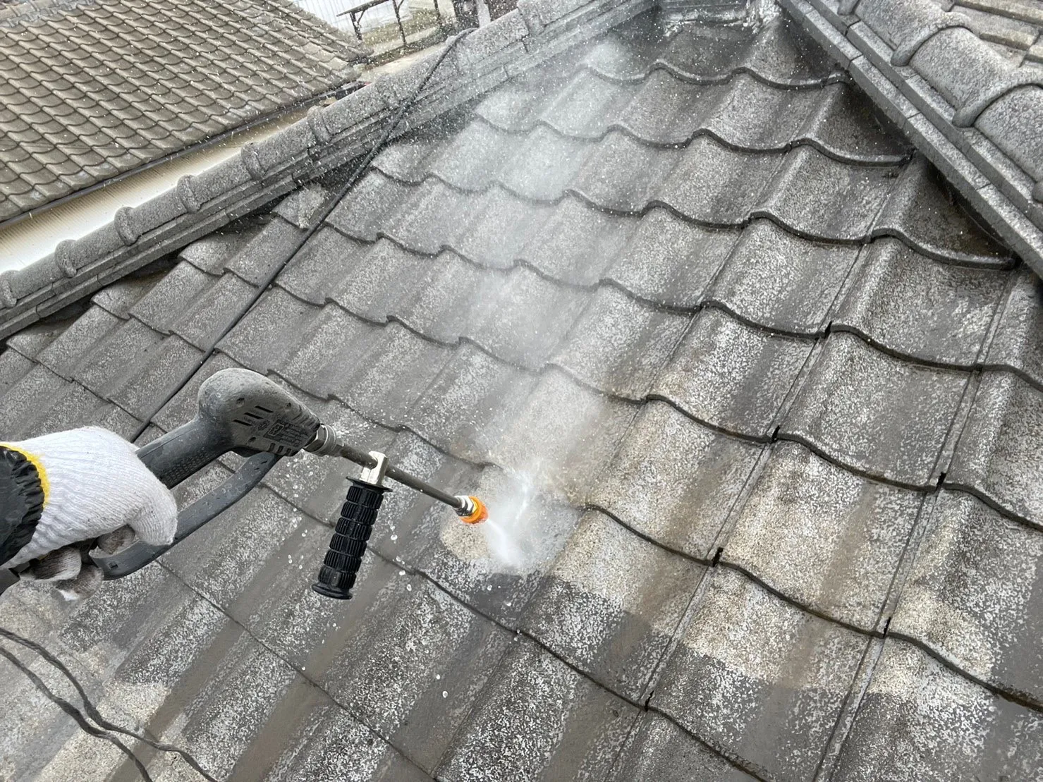 【熊本市】屋根塗装　瓦の塗装を行いました！！