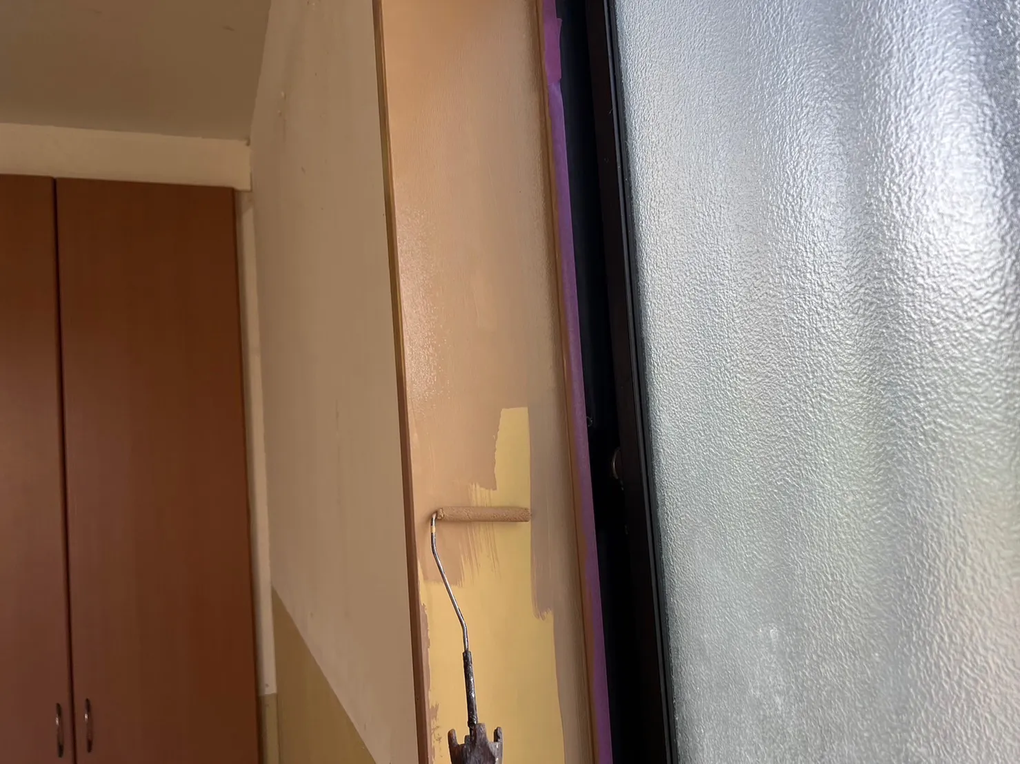熊本市　アパートの窓枠を塗装しております！！