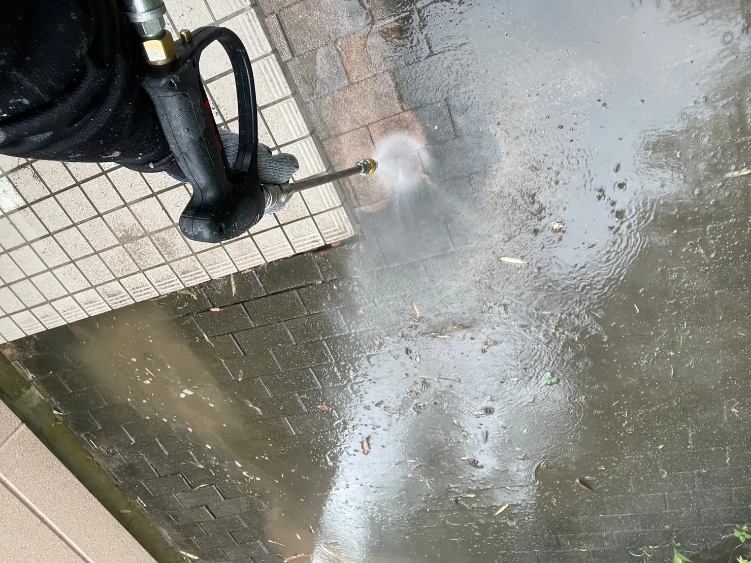 熊本市　アパートの高圧洗浄を行っております！！